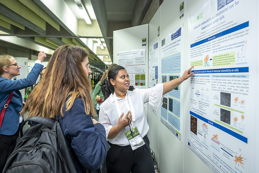 Fachlicher Austausch an einem wissenschaftlichen Poster