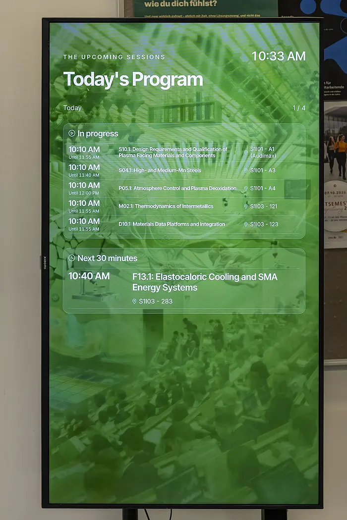 Hochformat-Display mit aktuellen und kommenden Sessions der MSE 2026