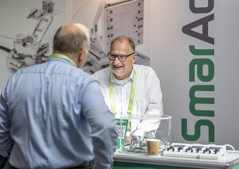 Besucher an einem digitalen Präsentationsstand der MSE 2024