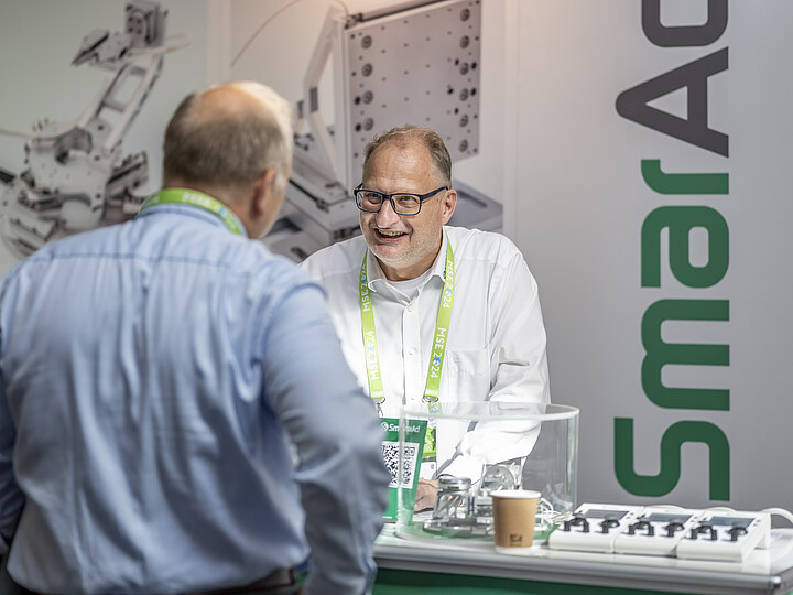 Fachgespräch an einem Stand der MSE 2024