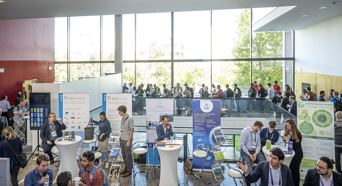 Industrieausstellung der FEMS EUROMAT 2023 mit Messeständen und Gästen