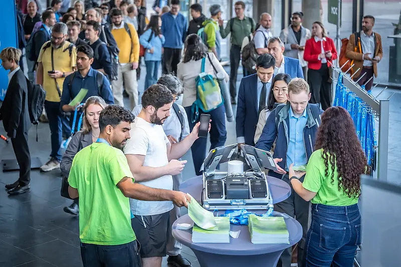 Das Helferteam unterstützt Teilnehmende an den Check-in-Stationen der MSE 2026