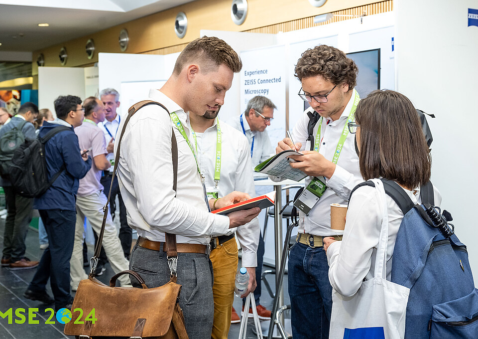 Gespräch an einem Messestand der MSE 2024