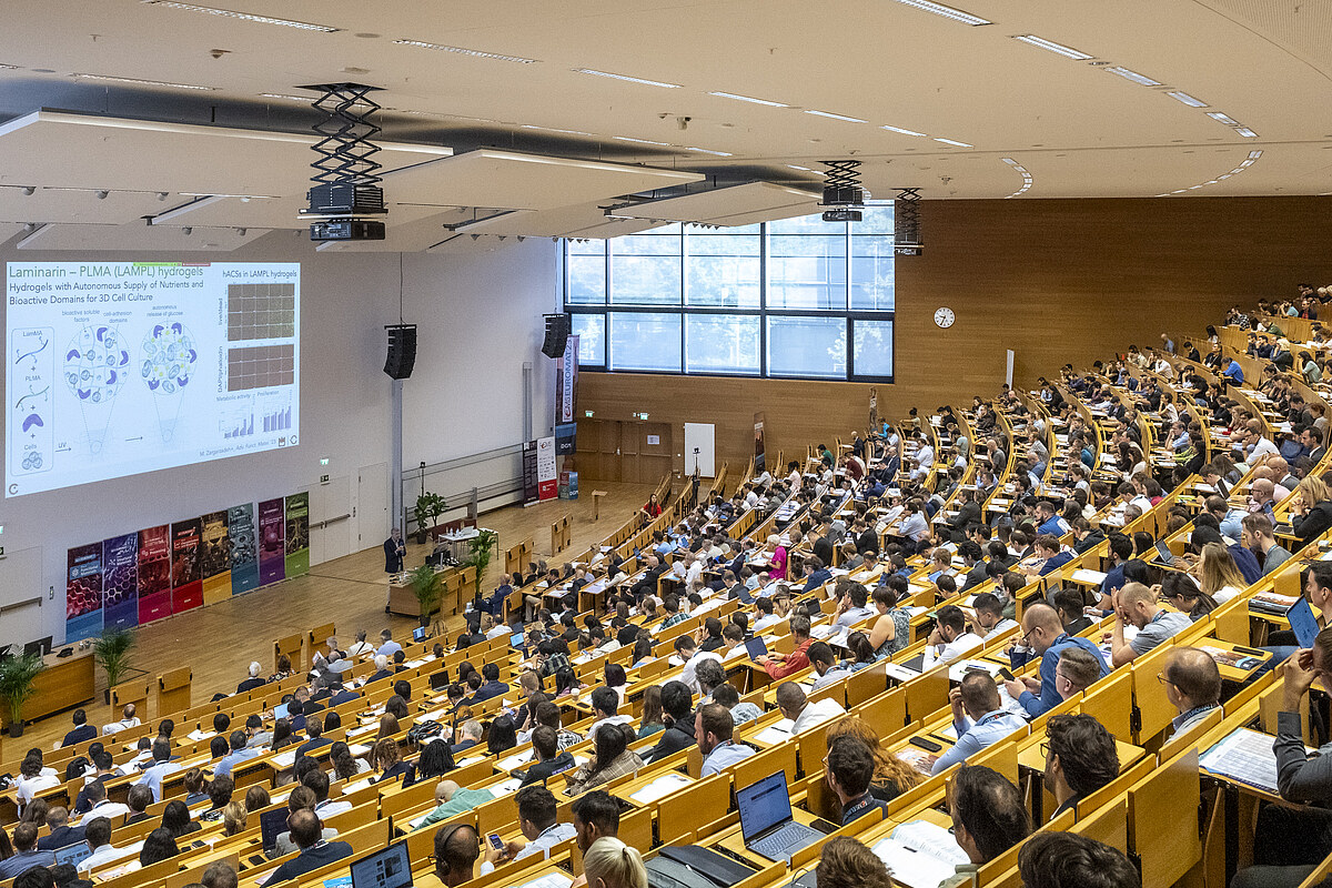 Voll besetzter Hörsaal während eines wissenschaftlichen Kongresses