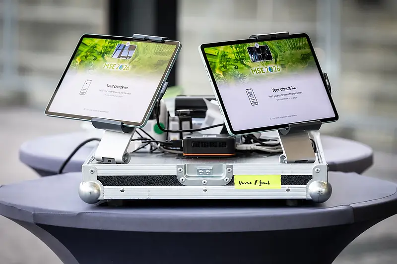 Two tablets for automatic code recognition with connected printers
