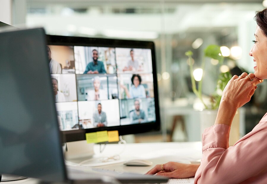 Teilnehmerin in einer Online-Videokonferenz