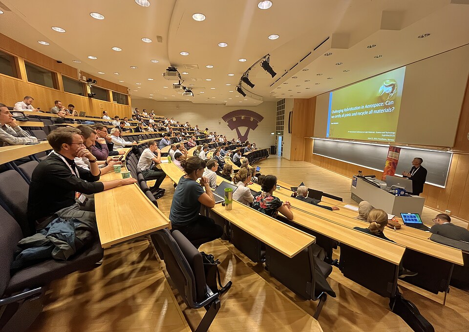 Gefüllter Vortragssaal einer DGM-Inventum Veranstaltung