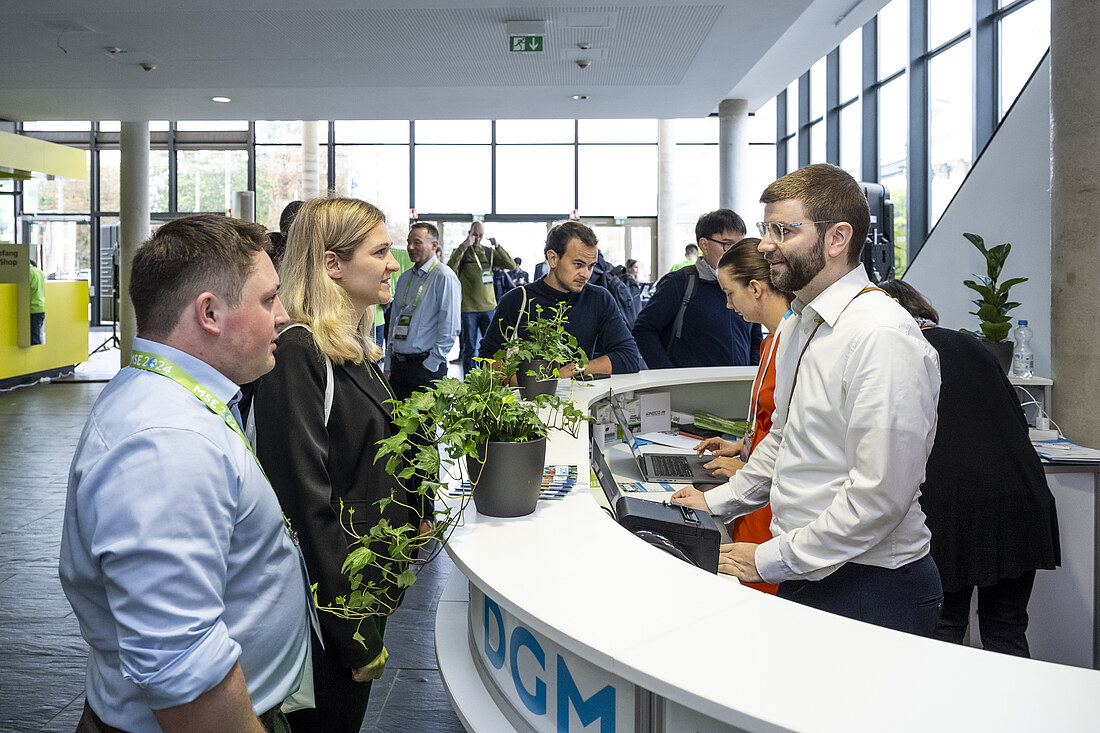 DGM-Inventum Team im Gespräch mit Veranstaltungsgästen