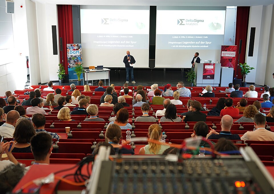 Präsentation vor Teilnehmenden eines betreuten Projekttreffens