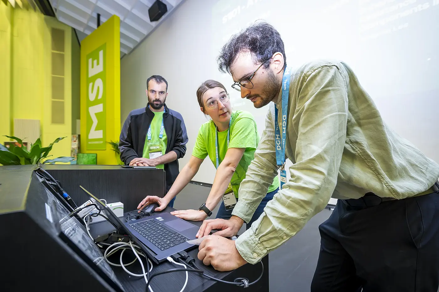 Das Saalteam unterstützt die Präsentationsvorbereitung bei einer wissenschaftlichen Konferenz