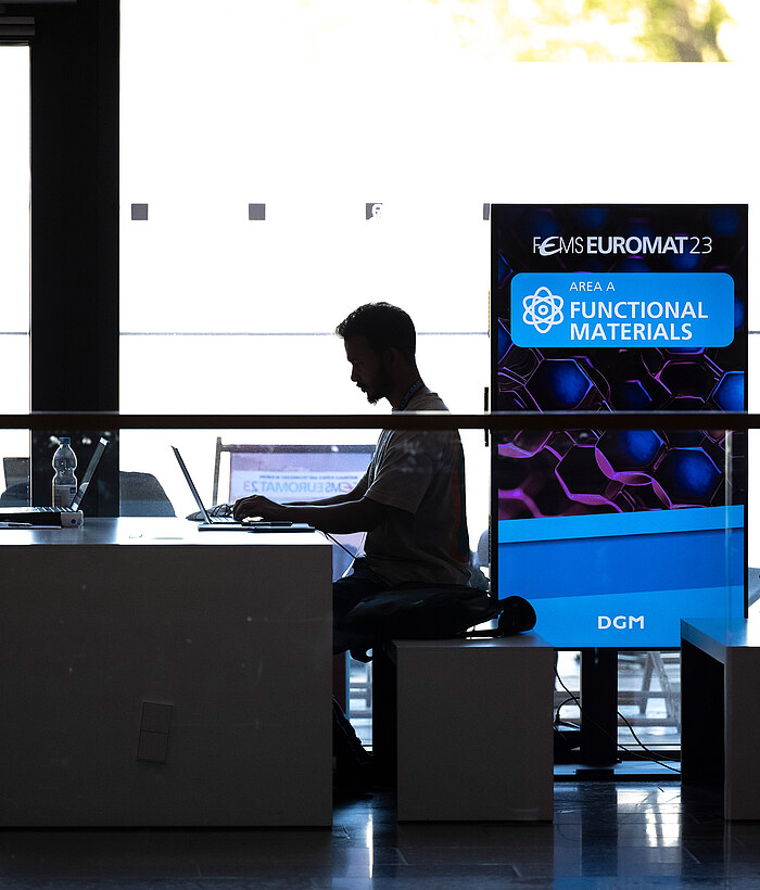 Digitale Informationsdisplays am Veranstaltungscounter