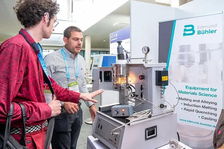 Zwei Besucher besprechen eine Anlage am Ausstellungsstand bei der MSE 2026