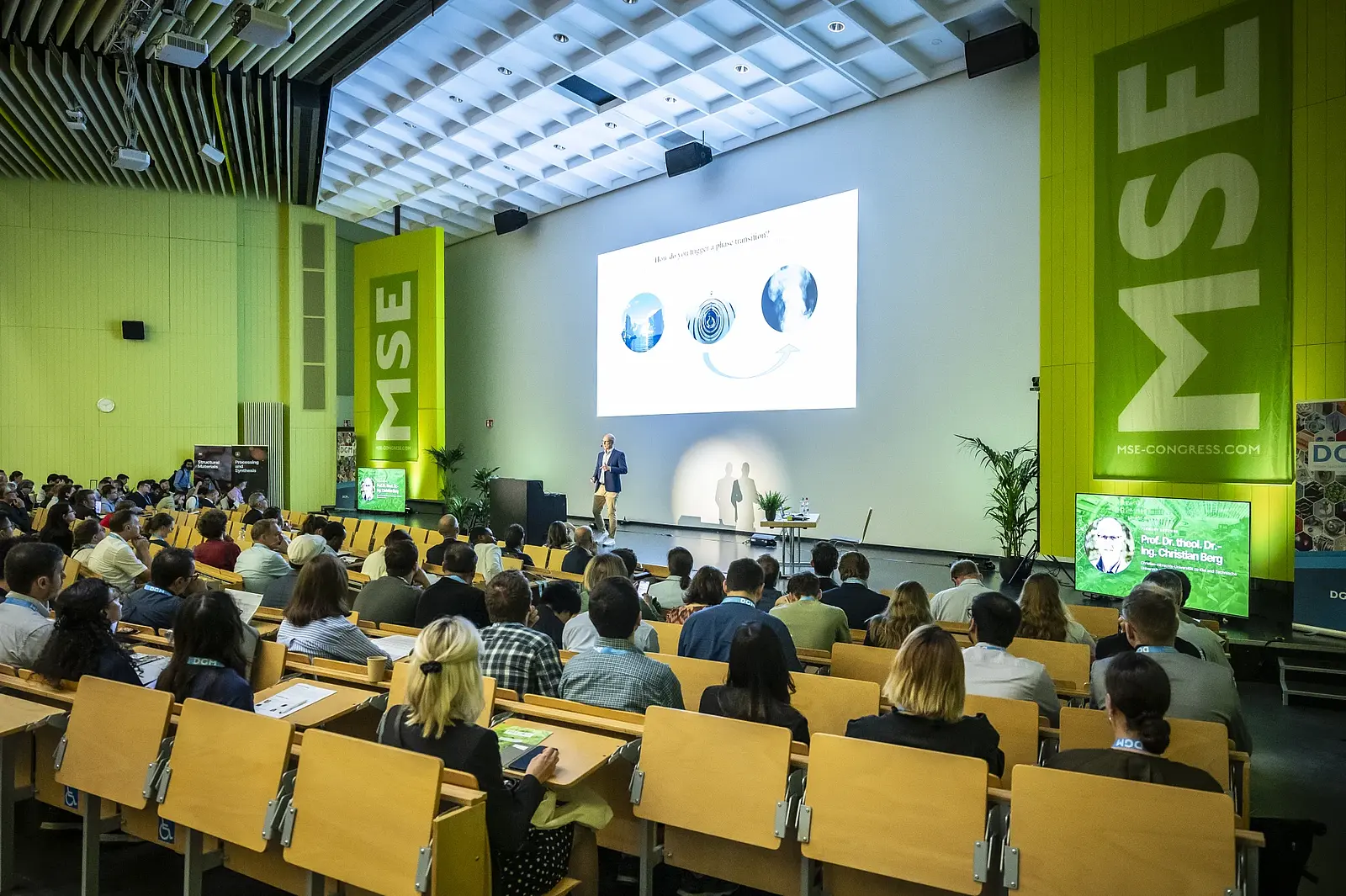 Vortragssaal der MSE 2026 mit großer Projektion in der Mitte und Speaker-Displays an beiden Seiten