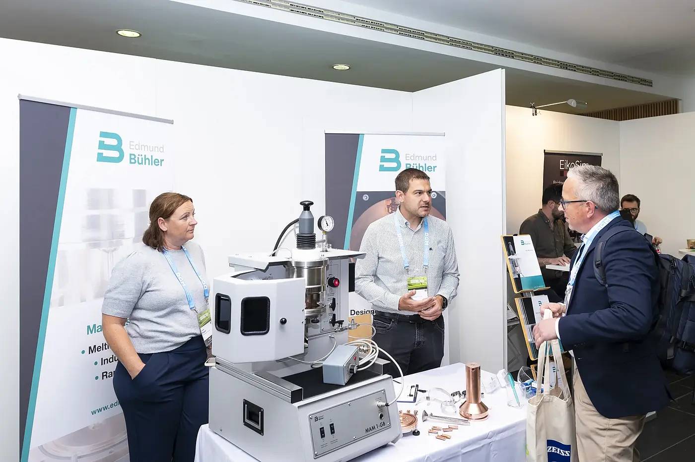 Conversation at an exhibition booth at a scientific conference
