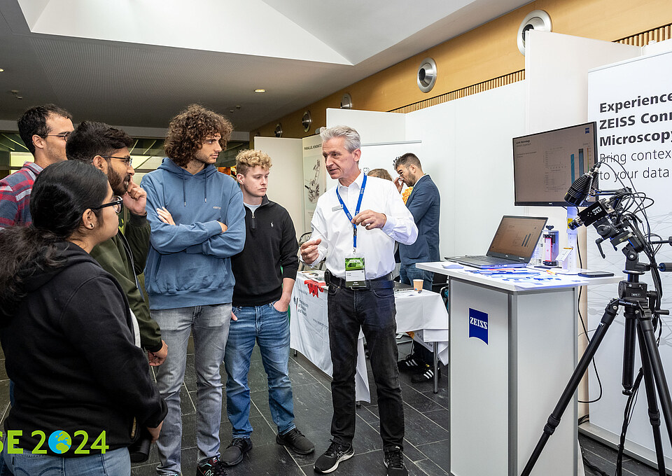 Gefilmte Präsentation an einem Ausstellungsstand der MSE 2024